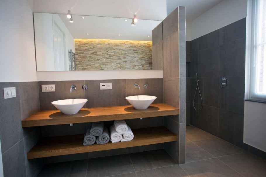 Деревянная столешница в ванной лофт