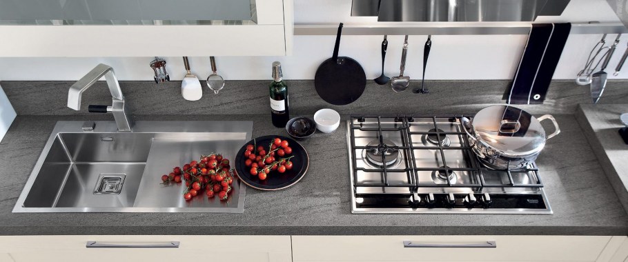 Деревянная столешница с накладной раковиной