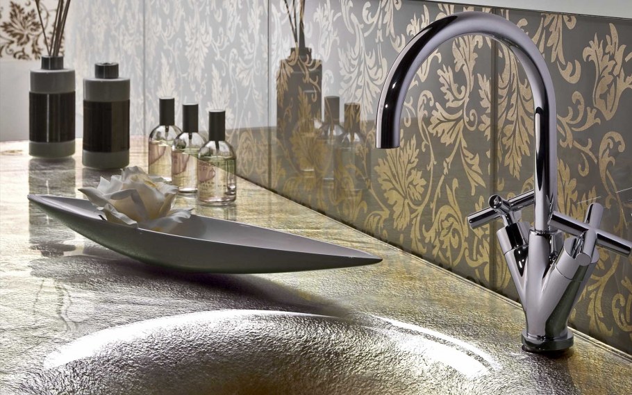 Стеклянная столешница в ванную