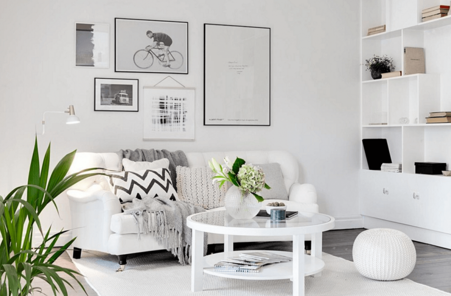 Гостиная с белыми стенами