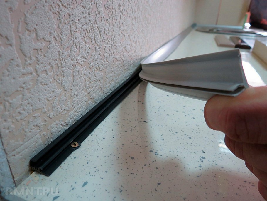 Плинтус для столешницы на кухне