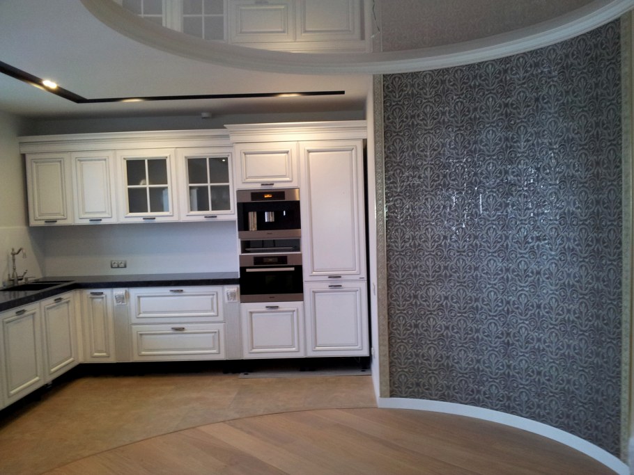 Потолочный плинтус на кухне