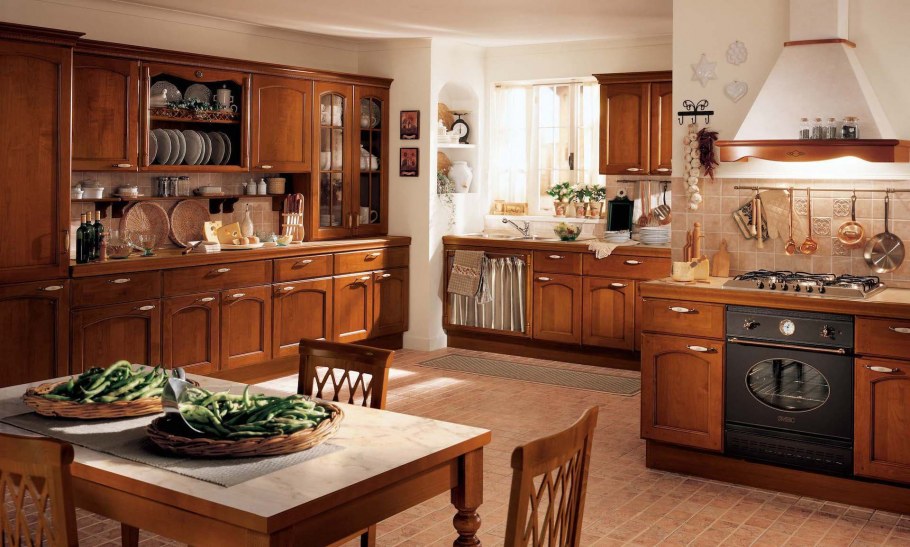 Интерьер классической кухни в темных тонах