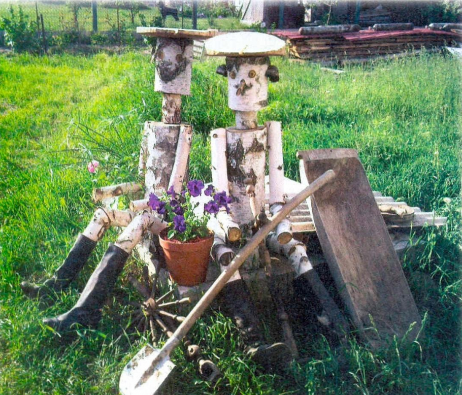 Садовая скульптура из березовых чурочек