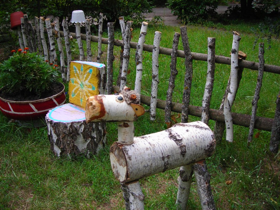 Фигуры из спиленных деревьев