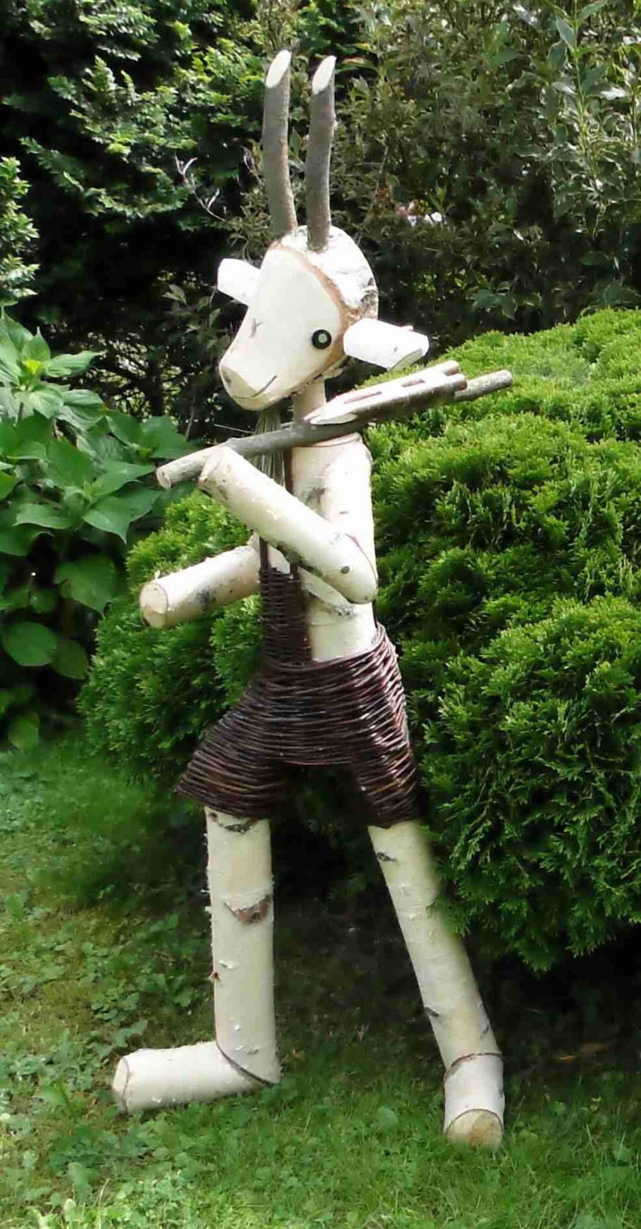 Фигуры из спиленных деревьев