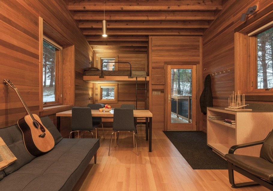 Маленький деревянный домик внутри