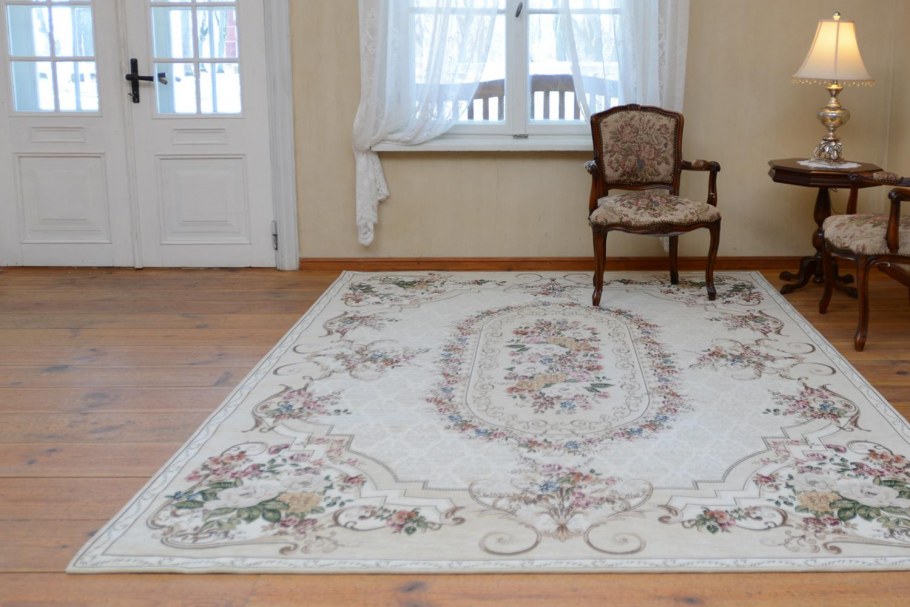 Ковер в гостиную красный