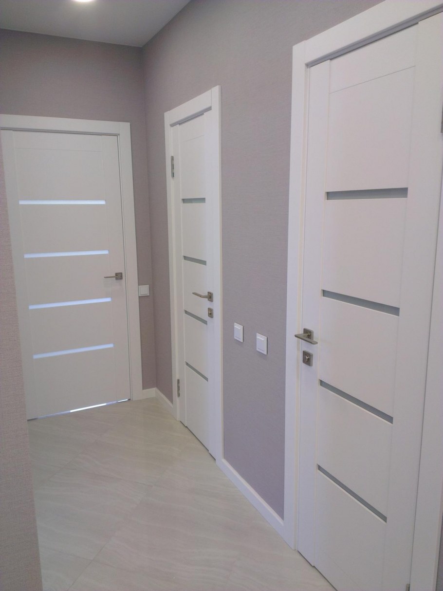 Светлые двери в интерьере