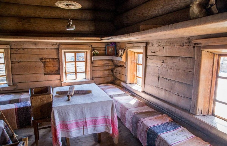 Старинная русская изба изнутри