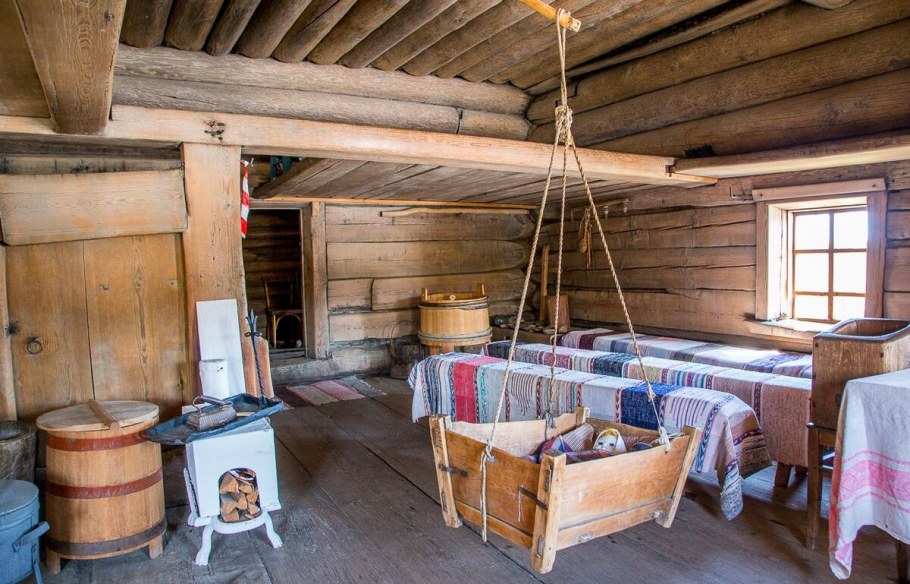 Русская изба внутри красный угол