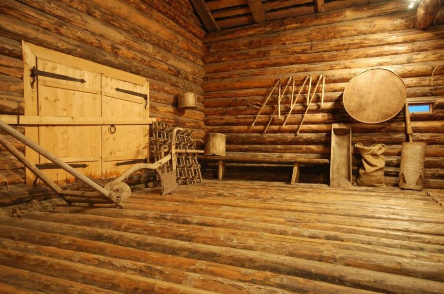 Русская изба в деревне внутри