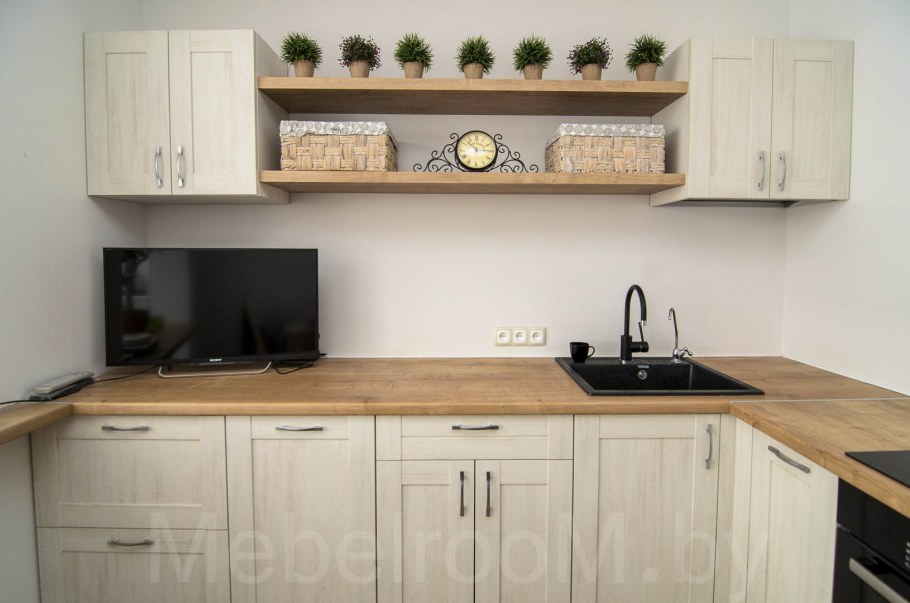 Белая кухня со столешницей под дерево Зов