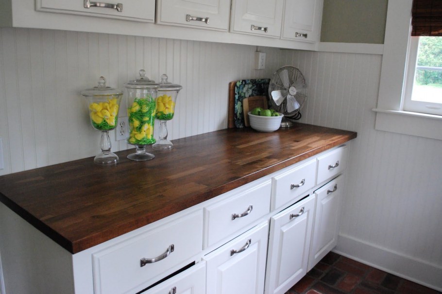 Икеа кухня Будбин белая столешница КАРЛБИ грецкий орех