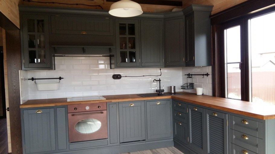 Серая кухня с темной деревянной столешницей