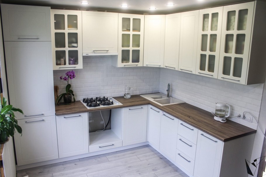 Столешница дуб Ниагара на белой кухне