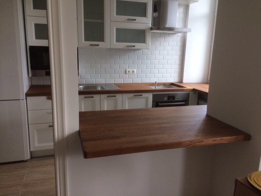 Кухня с деревянной столешницей