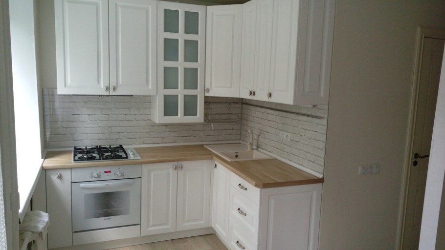 Белая угловая кухня со столешницей под дерево