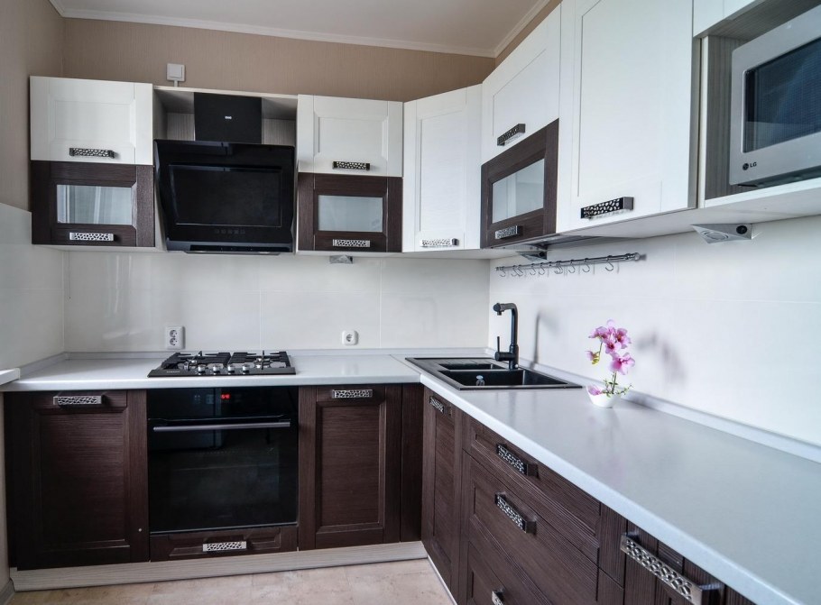 Бело коричневая кухня