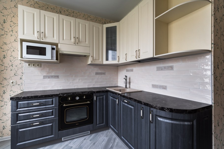 Кухня низ дерево верх белый