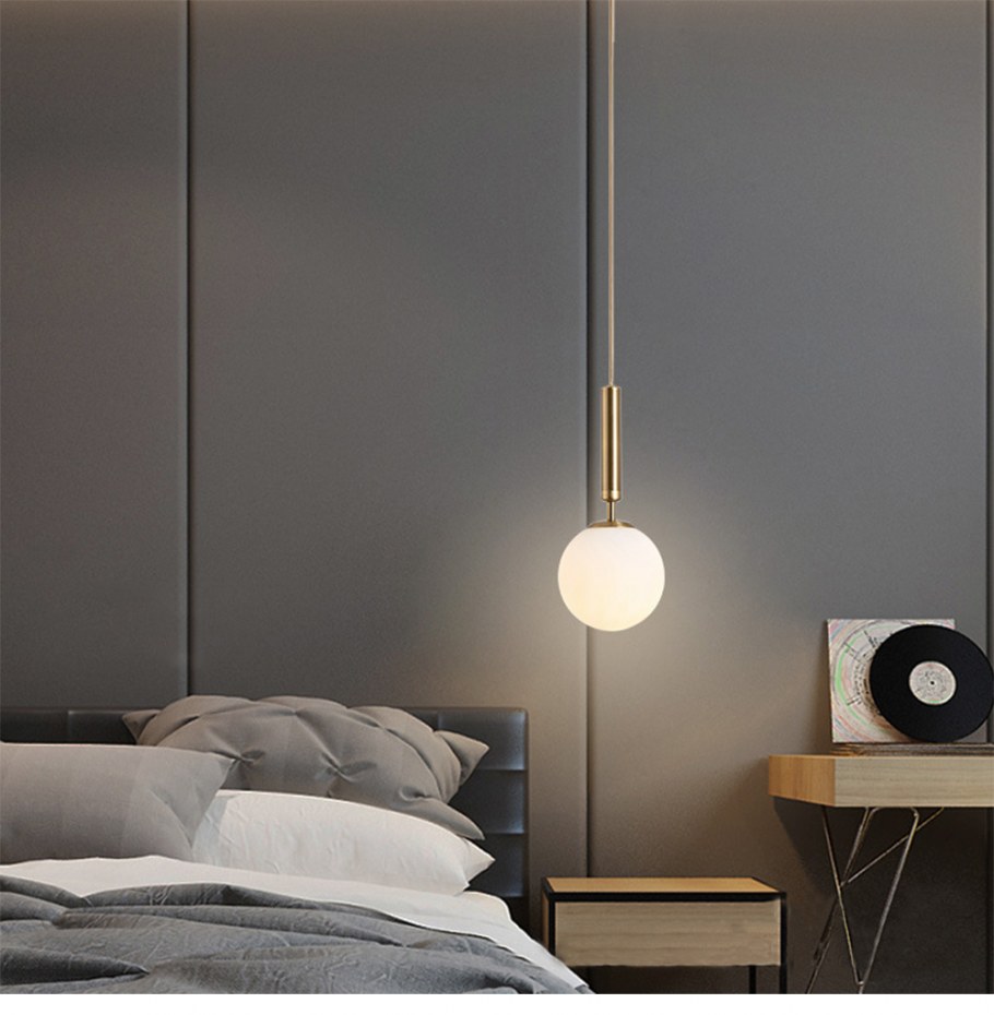 Светильник на изголовье кровати