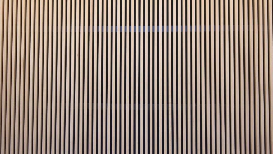 Белые рейки на стене