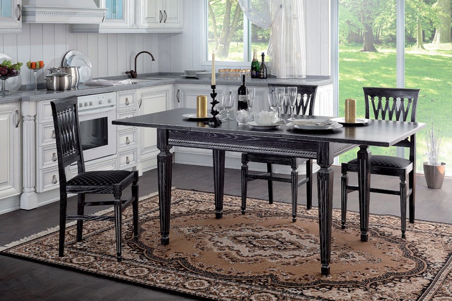 Темный стол на светлой кухне