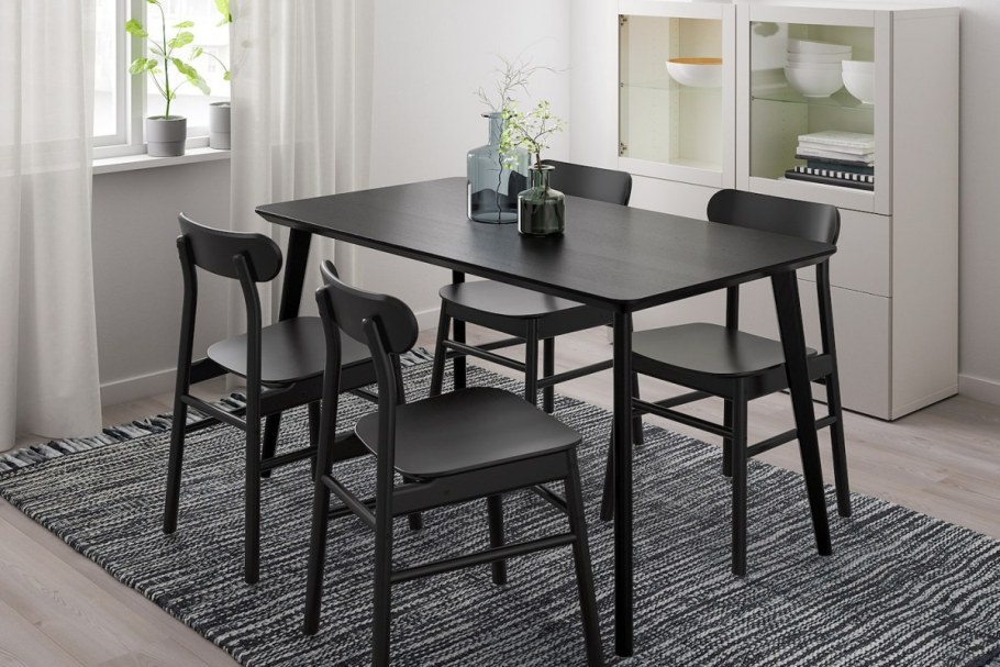 Чёрный стол в кухне в скандинавском стиле