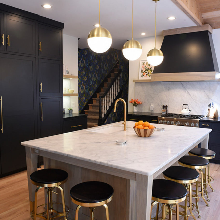 Белая плитка в гостинной и кухне