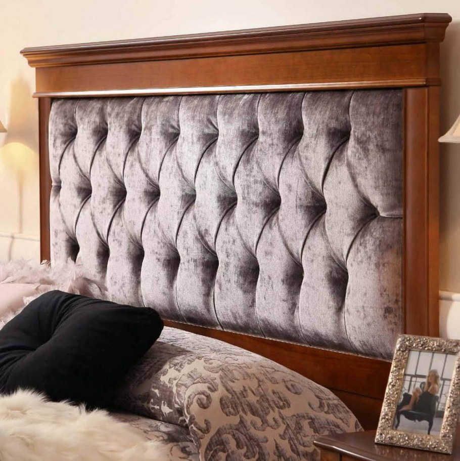 Кровать с мягким изголовьем