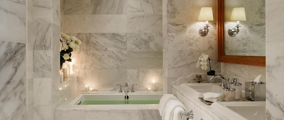 Маленькая ванная комната под мрамор