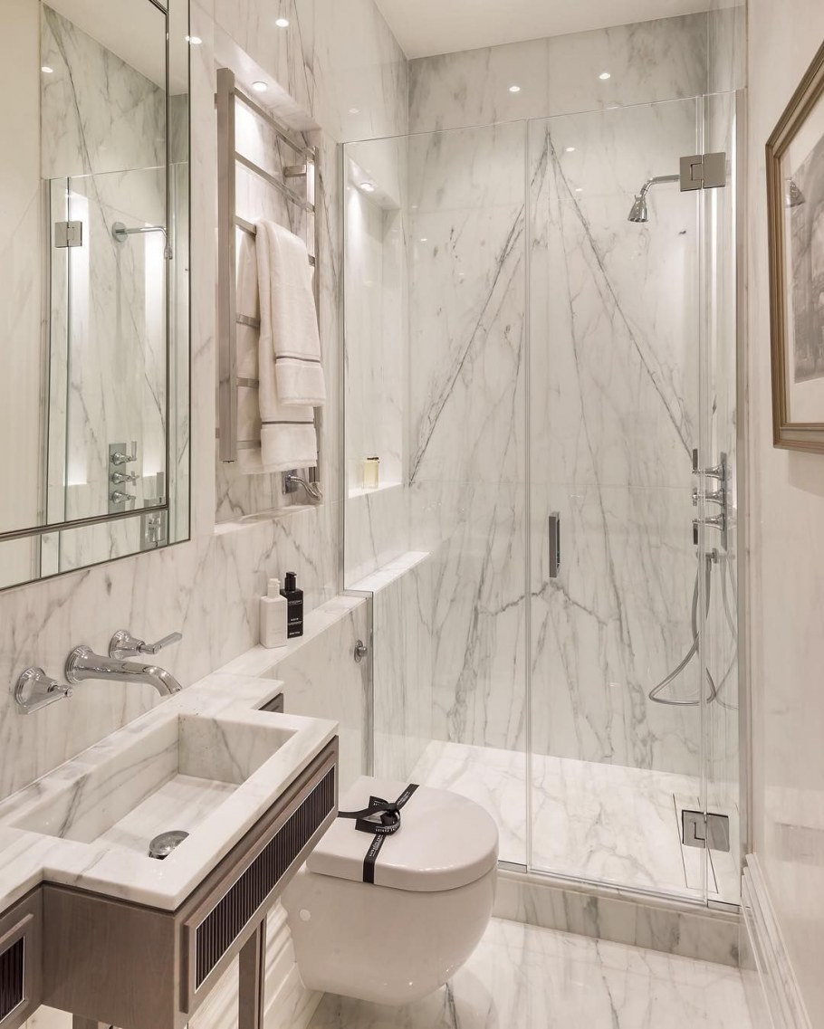 Маленькая ванная комната под мрамор