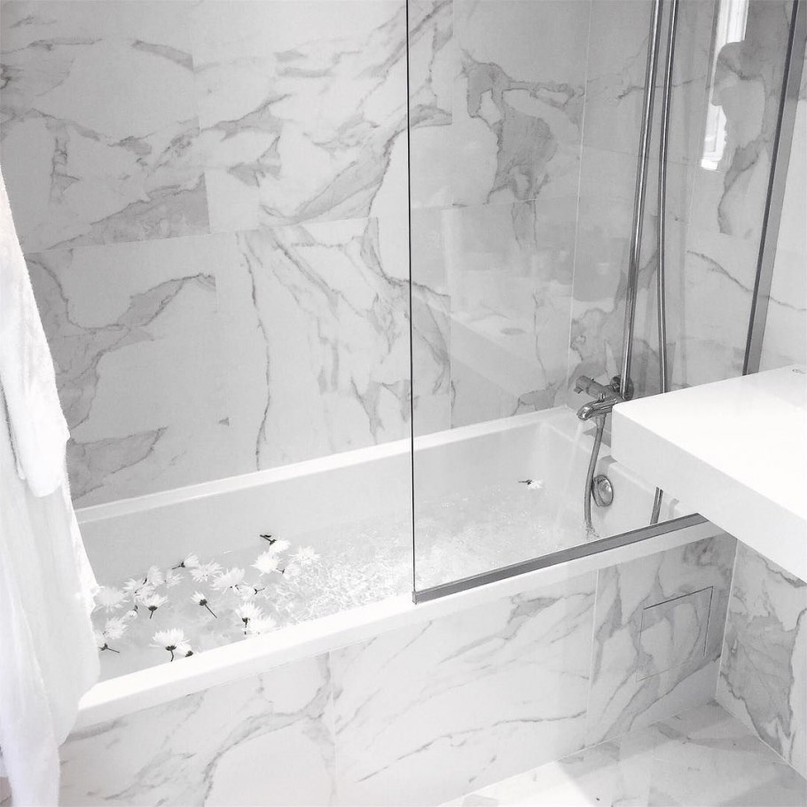 Маленькая ванная комната белый мрамор