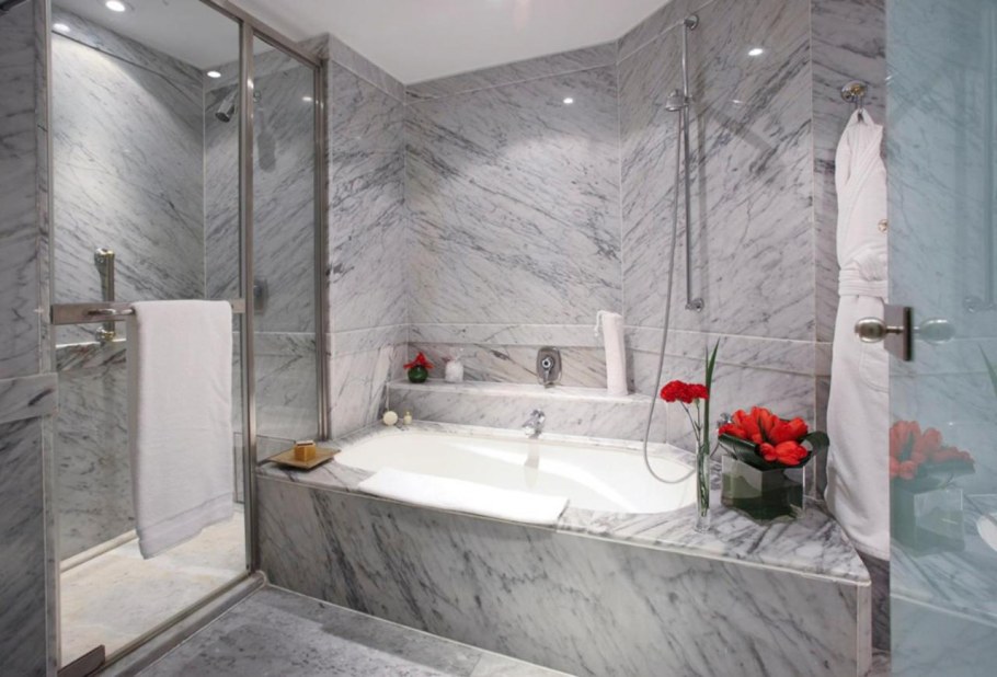 Отдельностоящая ванна на подиуме