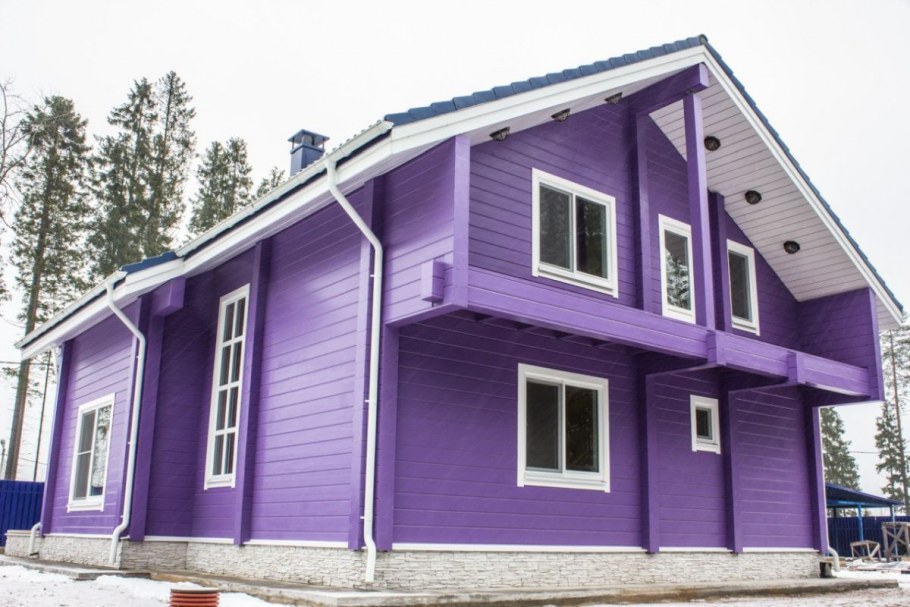 Фиолетовый деревянный дом