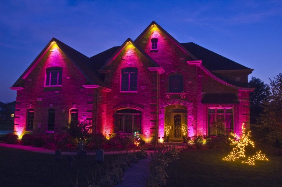 Фиолетовый деревянный дом