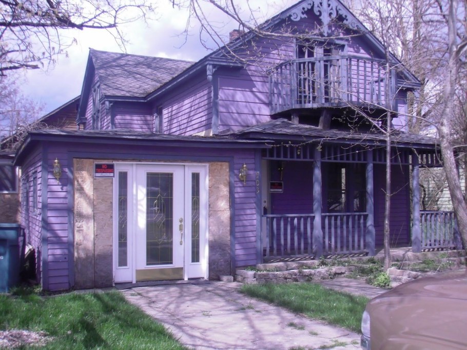 Сиреневый фасад дома