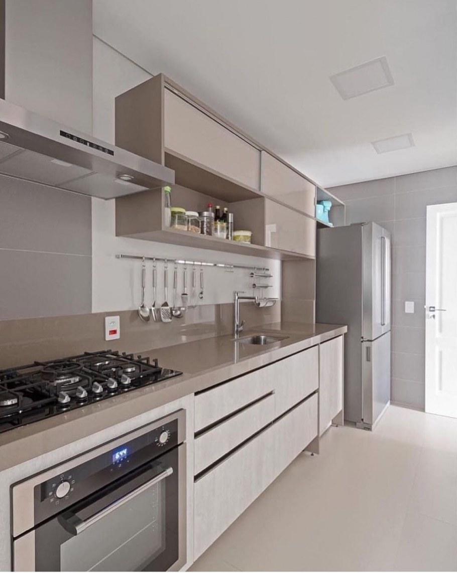 Кухня светлая современная