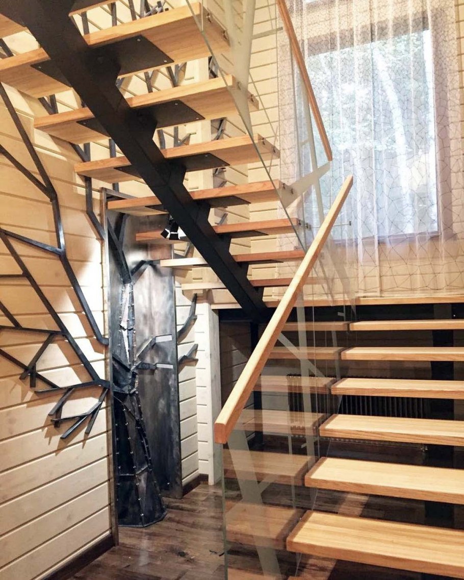 Лестница на одном металлическом косоуре