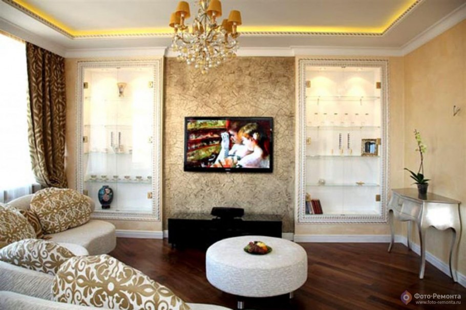 Зал с двумя дверями на одной стене