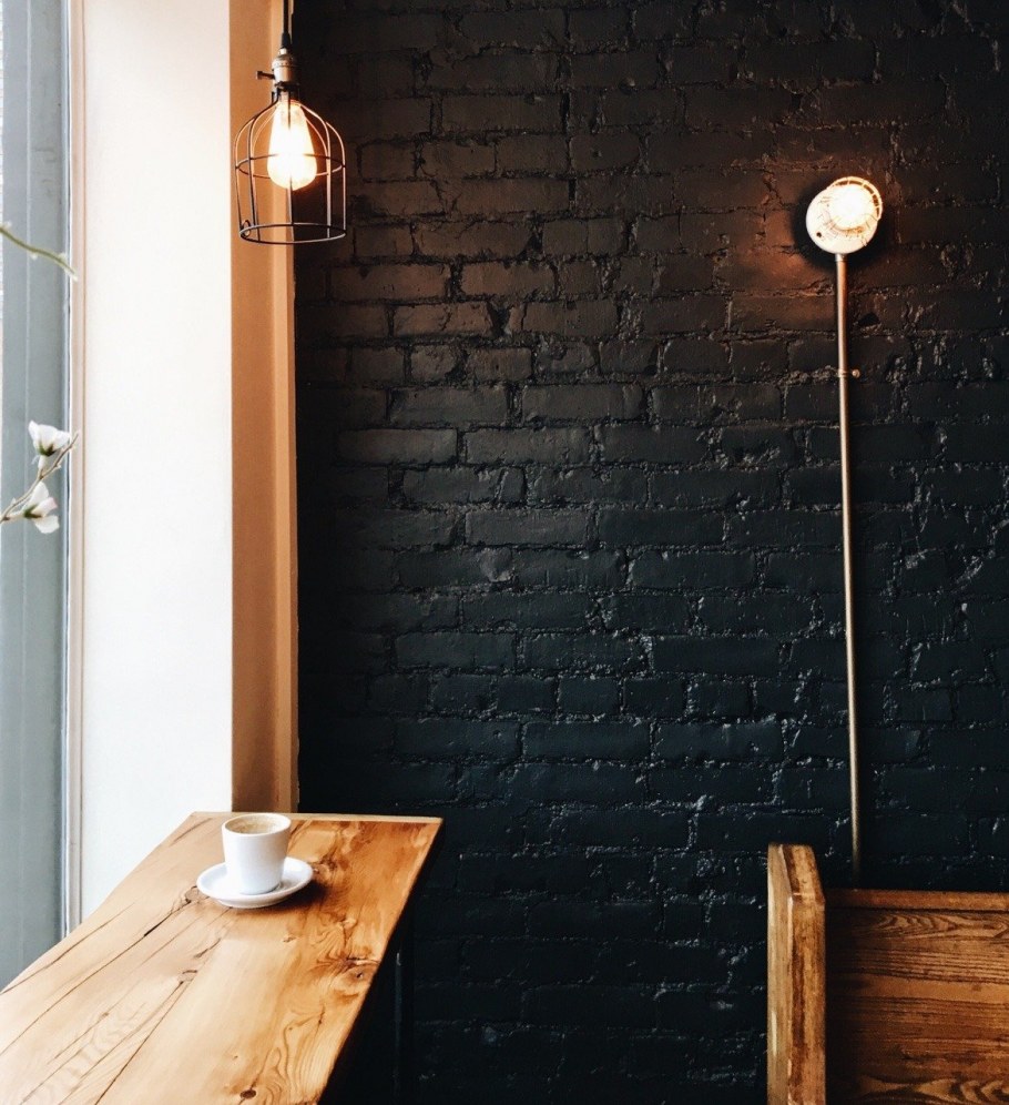 Комната с черными стенами