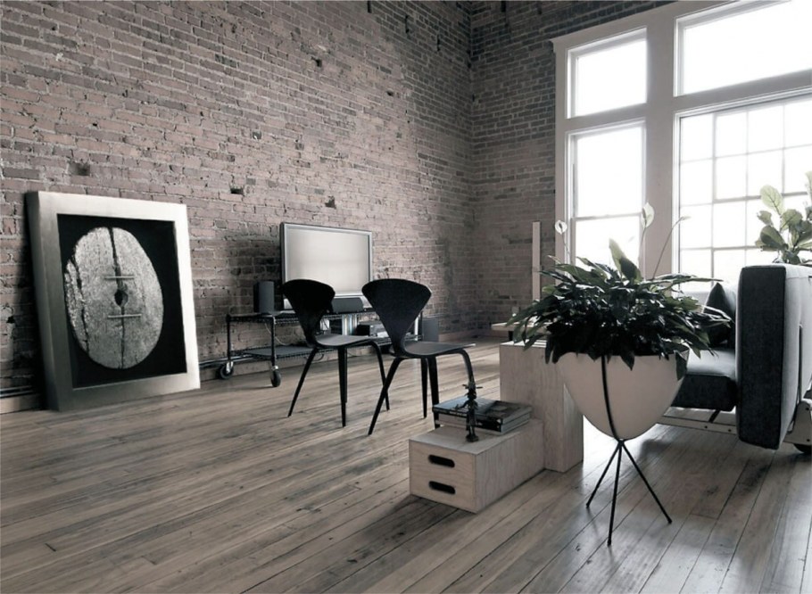 Черная кирпичная стена с яркими вставками