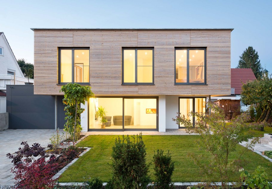 Двухэтажный дом хайтек с плоской кровлей