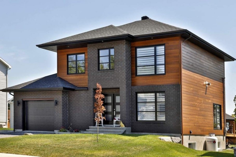 Современный дом с двускатной крышей