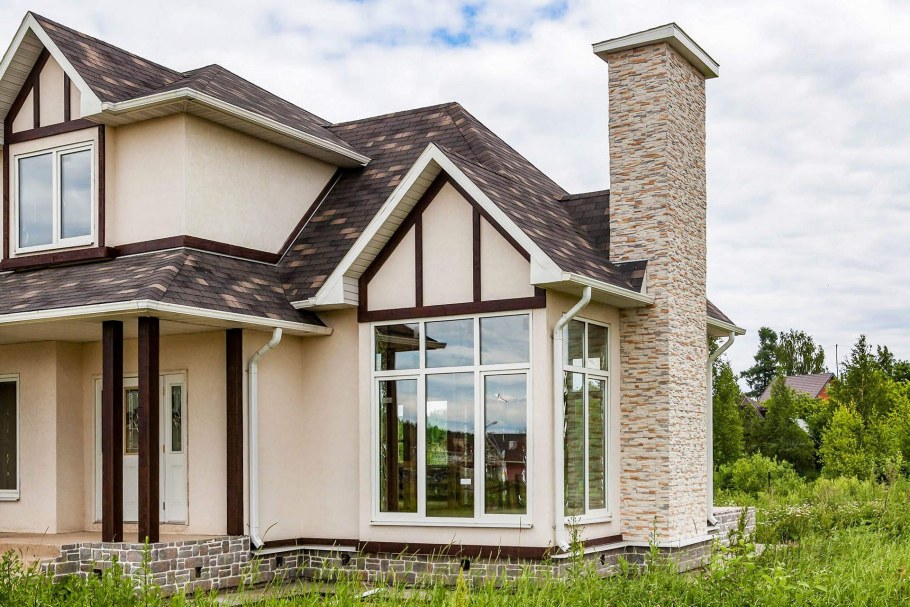 Фасад дома с мансардной крышей