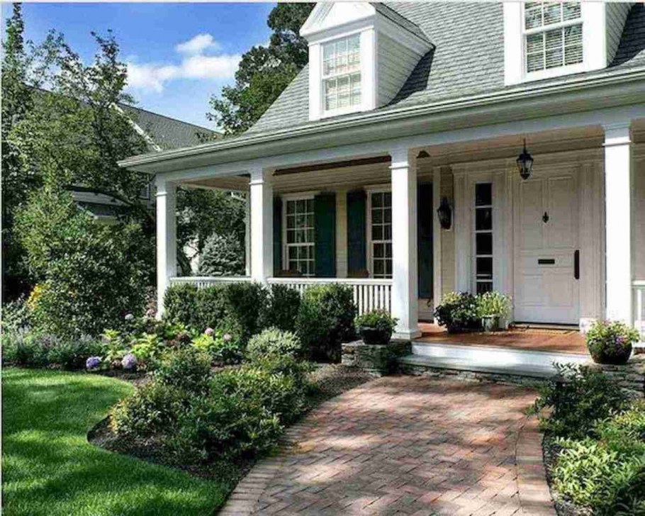 Дом в американском стиле с мансардой и террасой