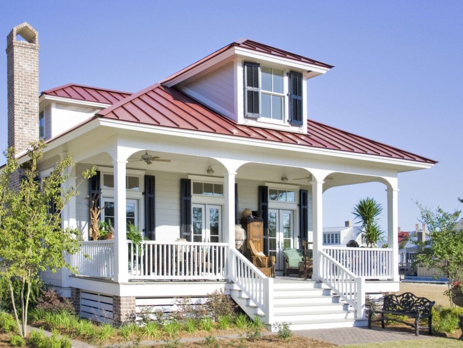 Двухэтажный дом с террасой и садом