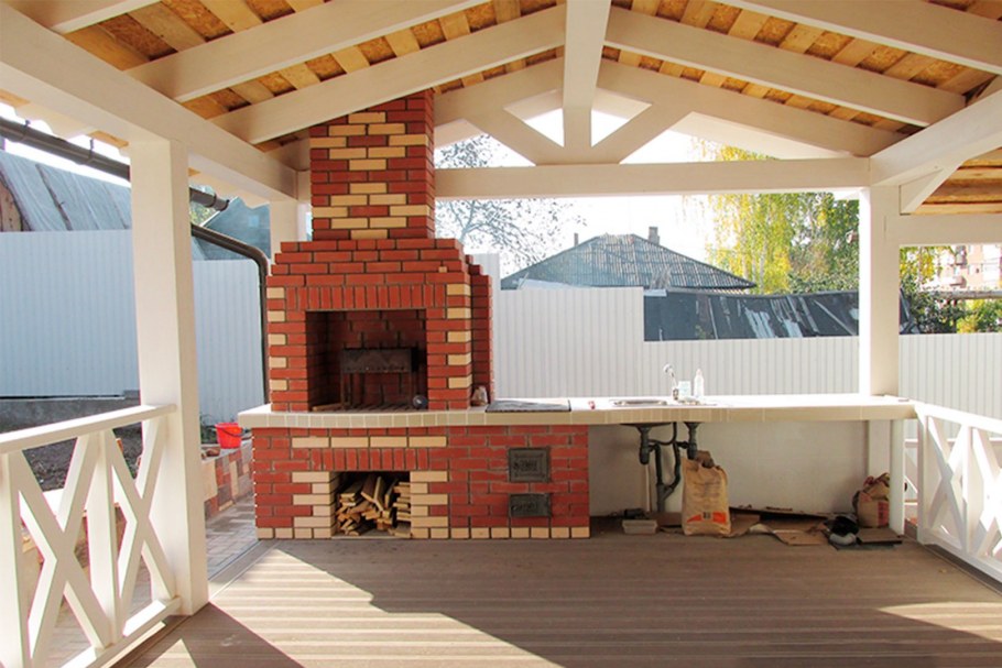 Небольшая веранда с мангальной зоной