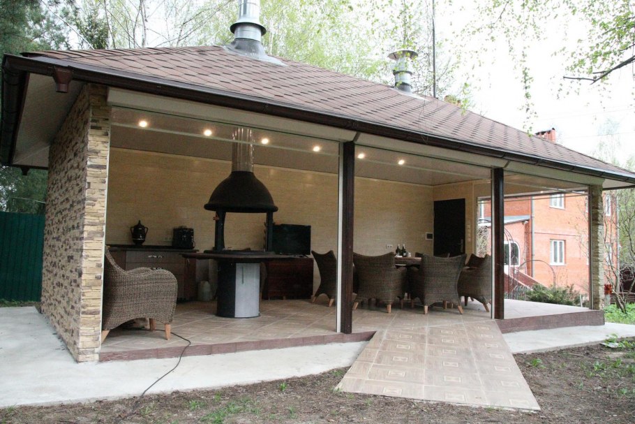 Беседка закрытая с мангальной зоной сбоку