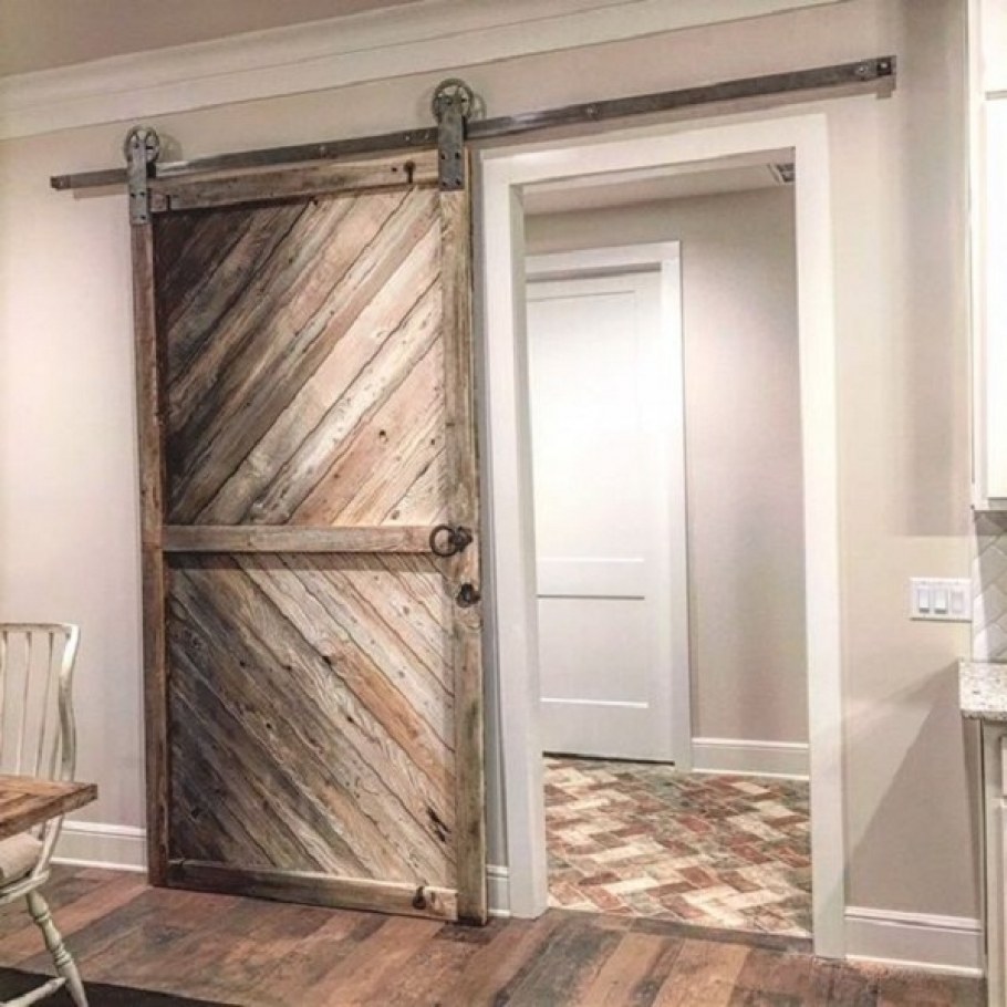 Деревянные двери в интерьере лофт